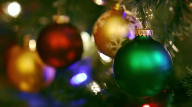 Renkli ışıklarla süslenmiş Noel ağacı süsleri