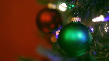 Renkli ışıklarla süslenmiş Noel ağacı süsleri