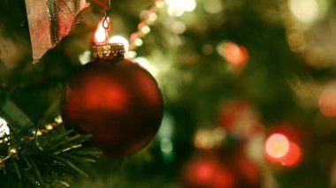 Renkli ışıklarla süslenmiş Noel ağacı süsleri