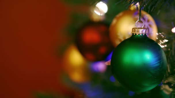 Renkli Işıklarla Süslenmiş Noel Ağacı Süsleri — Stok video