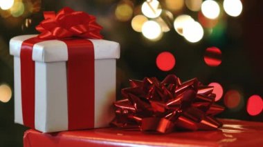 Yılbaşı hediye kutuları çok renkli Noel ağacı ışıkları arka planında