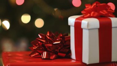 Yılbaşı hediye kutuları çok renkli Noel ağacı ışıkları arka planında