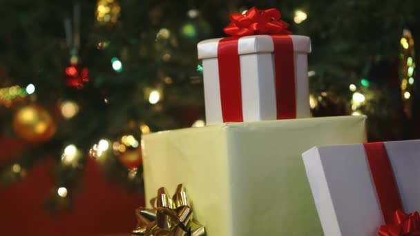 Різдвяні Подарункові Коробки Фоні Різнокольорових Ялинкових Вогнів — стокове відео