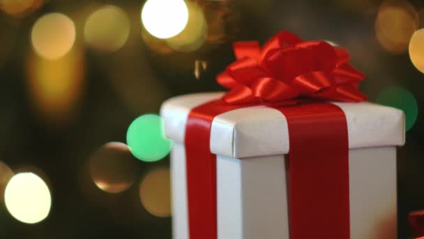 Рождественские Подарочные Коробки Фоне Разноцветных Огней Елки — стоковое видео
