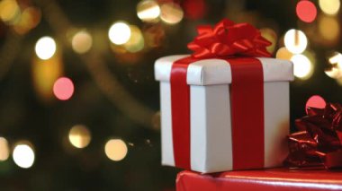 Yılbaşı hediye kutuları çok renkli Noel ağacı ışıkları arka planında