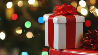 Yılbaşı hediye kutuları çok renkli Noel ağacı ışıkları arka planında