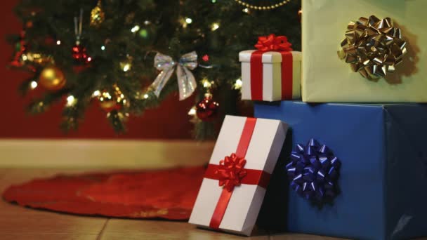 Різдвяні Подарункові Коробки Фоні Різнокольорових Ялинкових Вогнів — стокове відео