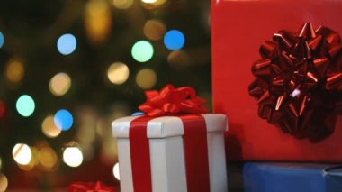 Hediyeler ve Noel ağacı ışıkları arka planda