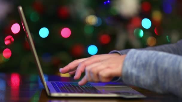 Donna Che Effettua Pagamento Online Regali Festa Luci Dell Albero — Video Stock