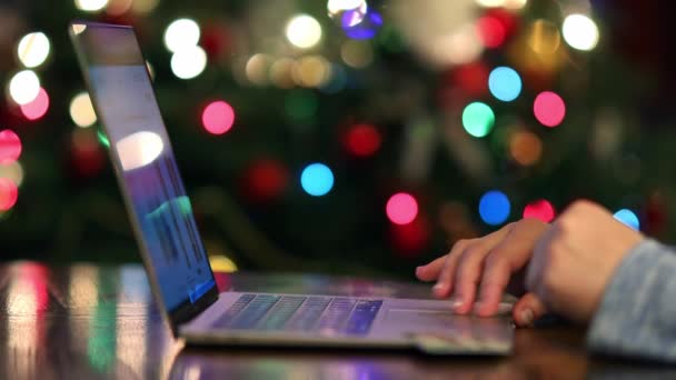 Donna Che Effettua Pagamento Online Regali Festa Luci Dell Albero — Video Stock