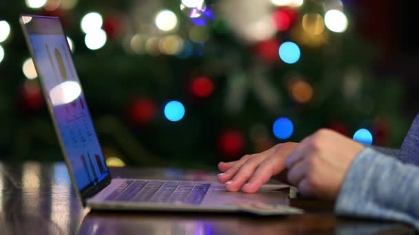 Женщина Делает Онлайн Оплату Праздничных Подарков Елки Огни Заднем Плане — стоковое видео