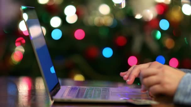 Женщина Делает Онлайн Оплату Праздничных Подарков Елки Огни Заднем Плане — стоковое видео