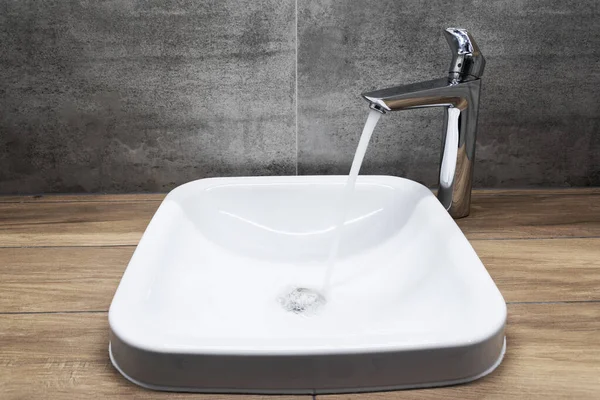 Rubinetto Con Acqua Corrente Bagno — Foto Stock