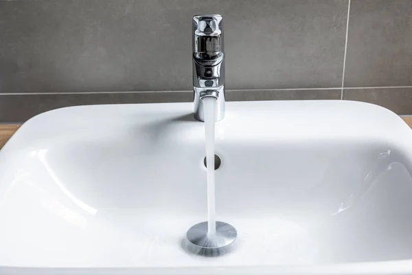 Rubinetto Con Acqua Corrente Bagno — Foto Stock