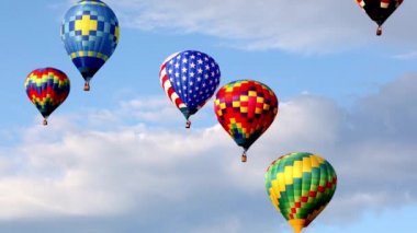 Mavi gökyüzünde uçan çok renkli sıcak hava balonları