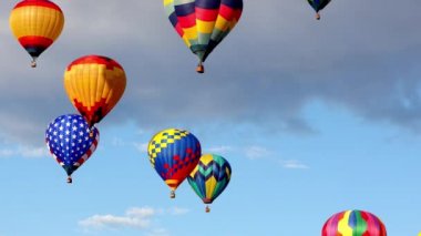 Mavi gökyüzünde uçan çok renkli sıcak hava balonları