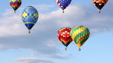 Mavi gökyüzünde uçan çok renkli sıcak hava balonları