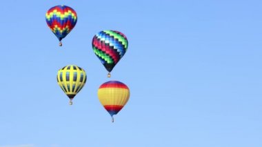 Mavi gökyüzünde uçan çok renkli sıcak hava balonları