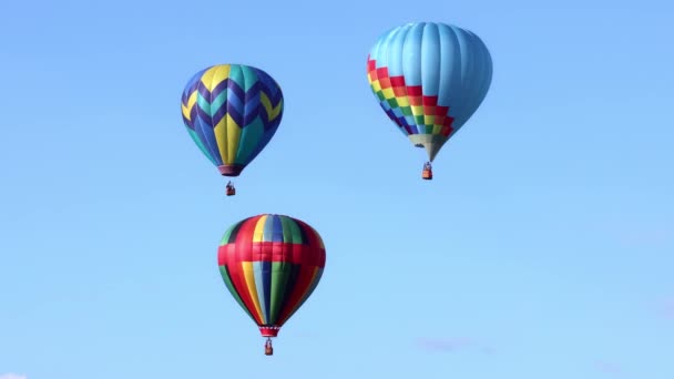 Flerfärgade Varmluftsballonger Flyger Över Blå Himmel — Stockvideo