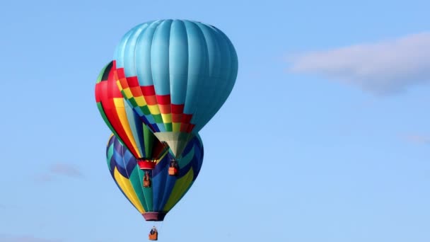 montgolfières multicolores à air chaud survolant le ciel bleu 