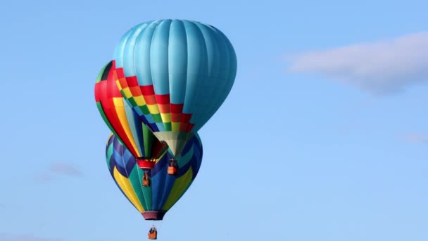 Flerfärgade Varmluftsballonger Flyger Över Blå Himmel — Stockvideo