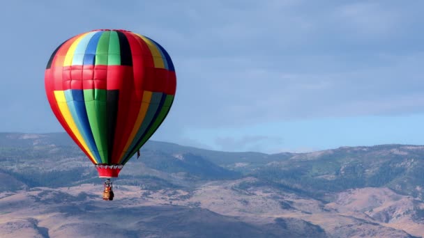 Bunter Heißluftballon Fliegt Über Berge — Stockvideo