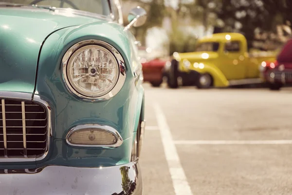 Voiture Vintage Classique Garée Sur Les Phares Rue Close — Photo