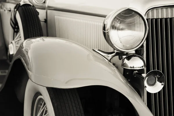 Klasszikus Vintage Autó Parkolt Utcai Fényszórók Közelkép — Stock Fotó