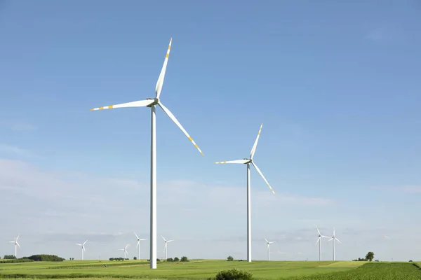 Vindkraftverk Grönt Fält Landsbygd Med Blå Himmel — Stockfoto