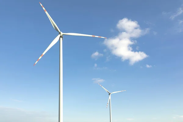 Větrné Turbíny Zeleném Poli Krajinná Oblast Modrou Oblohou — Stock fotografie