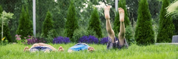 Familie Entspannt Sich Auf Grünem Gras Legt Sich Barfuß Hin — Stockfoto