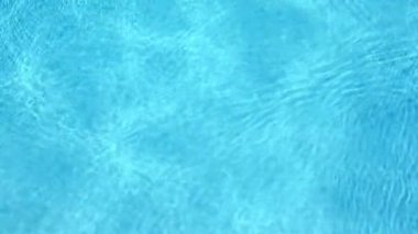 Yüzme havuzunda mavi su