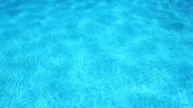 Yüzme havuzunda mavi su