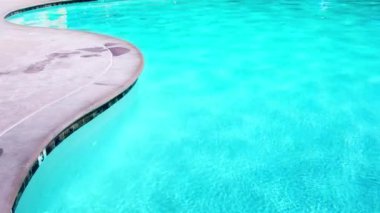 Yüzme havuzunda mavi su