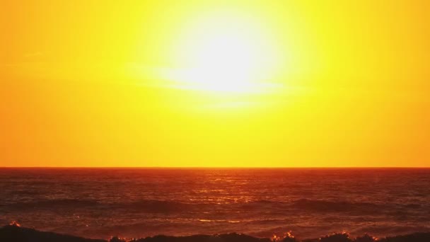 Gouden Zonsondergang Boven Oceaanhorizon Hete Zomeravond Het Strand — Stockvideo