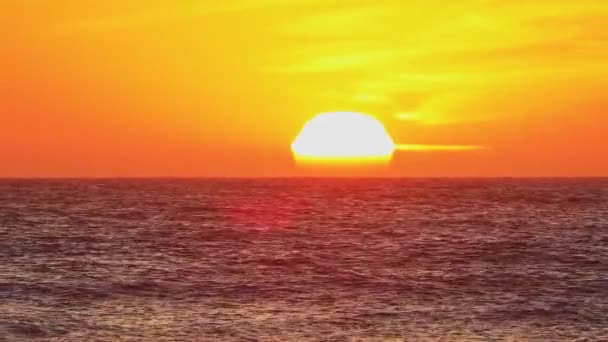 Goldener Sonnenuntergang Über Dem Horizont Heißer Sommerabend Strand — Stockvideo