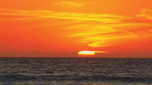 Pôr Sol Dourado Sobre Horizonte Oceânico Noite Quente Verão Praia — Vídeo de Stock