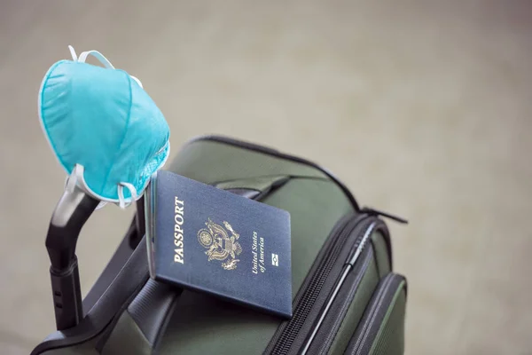 Bagagem Pessoal Com Passaporte Máscara Vírus Gripe Para Proteger Contra — Fotografia de Stock