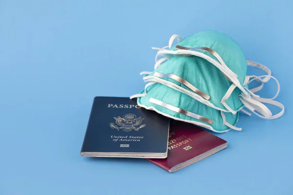 护照和流感 防腐防毒口罩 全球流行病概念 — 图库照片
