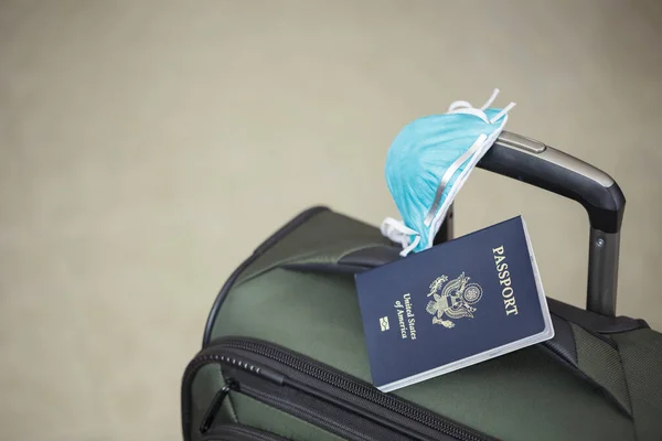 携带护照和流感病毒面罩的个人行李 以防止头孢病毒 全球流行概念 — 图库照片