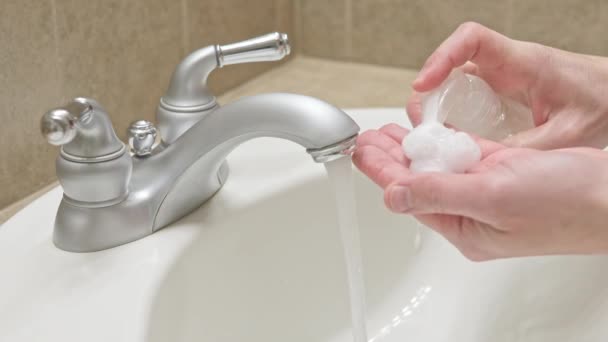 Mycie Rąk Mydłem Wodą Umywalce — Wideo stockowe