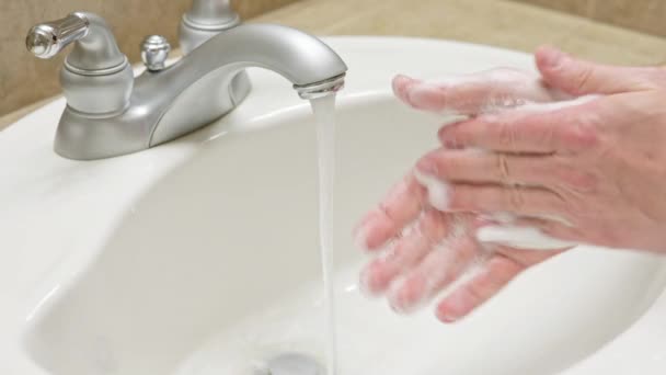 Lavarsi Mani Con Acqua Sapone Nel Lavandino Del Bagno — Video Stock