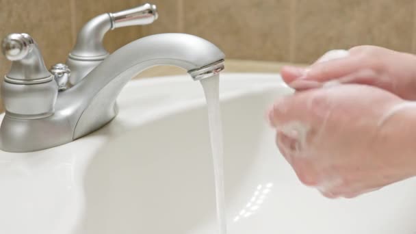 Lavarsi Mani Con Acqua Sapone Nel Lavandino Del Bagno — Video Stock