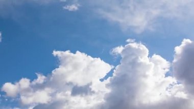 Güneşli mavi gökyüzünde beyaz bulutların oluşturduğu 4k zaman atlaması