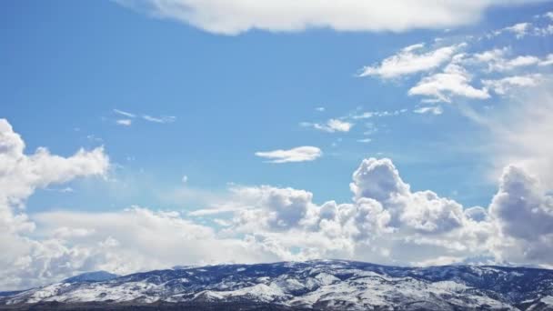 Zaman Atlaması Beyaz Bulutlar Güneşli Mavi Gökyüzünde Dağların Tepesinde Karla — Stok video