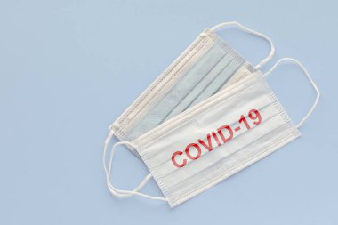 Covid-19 gribine karşı korunmak için tıbbi maske, koronavirüs küresel salgın konsepti