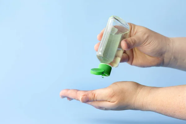 Using Small Portable Antibacterial Hand Sanitizer Protect Covid Flu Viruses — Stock Photo, Image