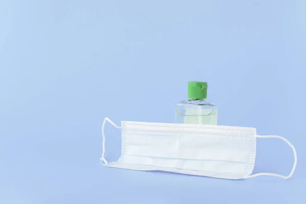 Máscara Médica Para Proteger Contra Gripe Covid Con Gel Desinfectante —  Fotos de Stock