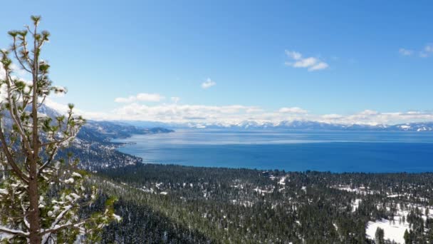 Lago Tahoe Panorama Con Nieve Suelo Vista Los Picos Sierra — Vídeo de stock