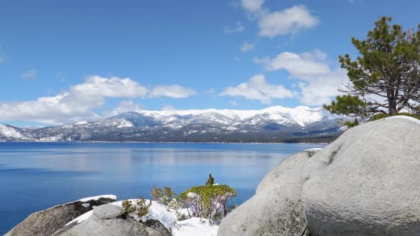 Águas Azul Turquesa Lago Tahoe Primavera Com Picos Nevados Montanhas — Vídeo de Stock